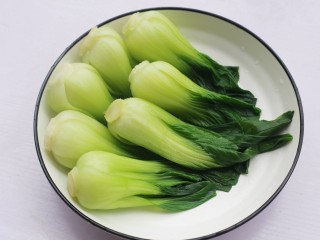 12、香菇油菜,盛入码好油菜的盘中。