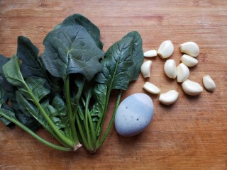 1、焦蒜皮蛋浸菠菜,准备食材。挑选菠菜要选叶片完整、叶及茎均肥厚饱满、颜色鲜嫩翠绿,另外,可以的话尽量选一些不开花及少斑点的。