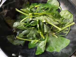 3、焦蒜皮蛋浸菠菜,将洗净的菠菜放在开水中烫1-2分钟,让草酸溶解在开水中,经过水焯以后菠菜中80%的草酸便可被除去。(菠菜含草酸多,吃起来有点发涩,草酸可与食物中的钙结合形成草酸钙,阻碍人体对钙的吸收,所以菠菜最好先焯水再入菜)