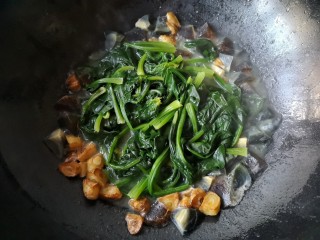 11、焦蒜皮蛋浸菠菜,再放入焯好的菠菜。