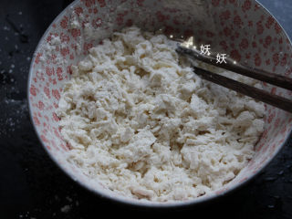 2、肉片疙瘩汤,准备一碗水,具体的量不需要去称,一手拿筷子一手拿水,缓缓少量多次的倒入面粉里,边倒要边搅动,不能一股脑把水全倒进去,那样就成面糊或者面团了,关键掌握好水流,缓缓多次滴入最佳,这样搅出来的疙瘩细腻又均匀。