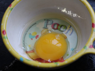 4、肉片疙瘩汤,鸡蛋磕入碗中。