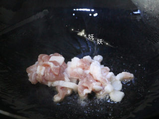 6、肉片疙瘩汤,油锅烧热,少倒一点油,下肉片滑香。