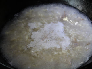 8、肉片疙瘩汤,水烧开后倒入面疙瘩,用汤勺搅散一下。