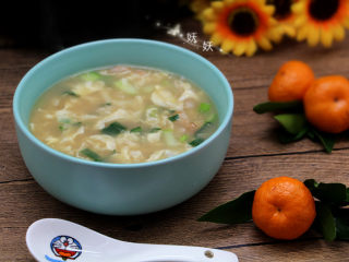 11、肉片疙瘩汤,出锅前撒一勺盐调味,无需添加过多的调味品。