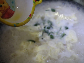 10、肉片疙瘩汤,最后倒入搅散的鸡蛋液,搅动成蛋花状即可。