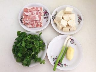 1、砂锅豆腐汆羊肉,准备食材：羊肉片，北豆腐，香菜，大葱和鲜姜