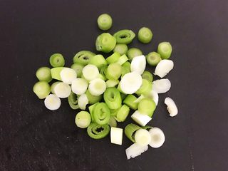 3、砂锅豆腐汆羊肉,大葱切成葱花