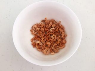 4、砂锅豆腐汆羊肉,干虾仁放入碗里