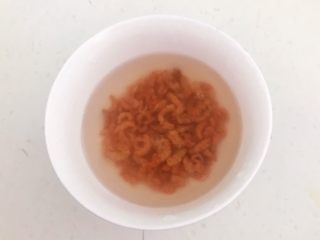 5、砂锅豆腐汆羊肉,在虾仁里加入温水，清洗干净