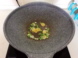 11、砂锅豆腐汆羊肉,炒出香味后加入葱花，炒出香味