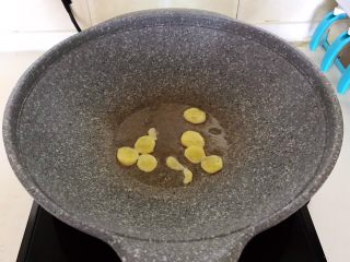 10、砂锅豆腐汆羊肉,油烧热后加入鲜姜片