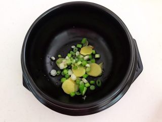 12、砂锅豆腐汆羊肉,把炒香的葱姜放入砂锅