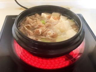 17、砂锅豆腐汆羊肉,加入焯好的羊肉片，大火烧开后煮五分钟