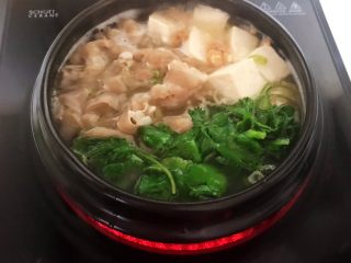 18、砂锅豆腐汆羊肉,加入香菜