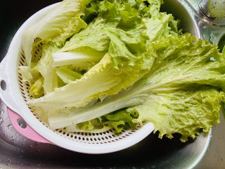 3、蒜泥生菜,沥干水分