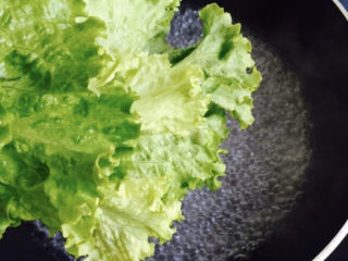 8、蒜泥生菜,放入生菜