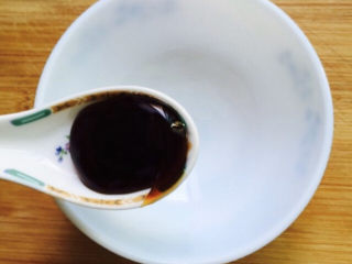 11、蒜泥生菜,取一空碗加入一勺蚝油