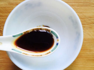 12、蒜泥生菜,一勺生抽和适量清水搅拌均匀