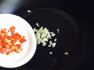 14、蒜泥生菜,倒入蒜末和辣椒碎爆香