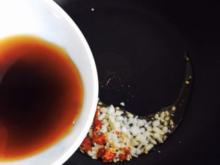 15、蒜泥生菜,倒入调料汁大火煮开