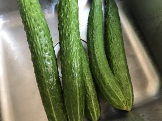 1、快手腌黄瓜～青脆爽口,黄瓜冲洗干净