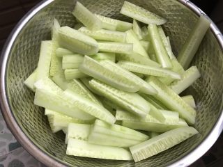 2、快手腌黄瓜～青脆爽口,切小块小段