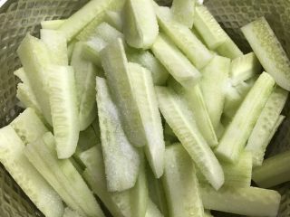 3、快手腌黄瓜～青脆爽口,放2大勺盐进去，稍偏咸一点，后面黄瓜会出好多水，而且加酒加醋后会稍为中和咸味的