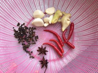 4、快手腌黄瓜～青脆爽口,准备各配料，洗干净，沥干水份