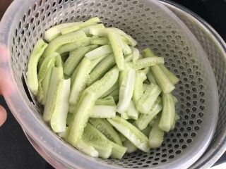 6、快手腌黄瓜～青脆爽口,下午黄瓜腌好后，倒出篮子沥干水份