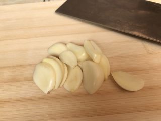 7、快手腌黄瓜～青脆爽口,蒜切片或切碎都可以