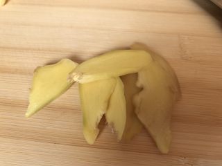 8、快手腌黄瓜～青脆爽口,姜也是切片或切碎