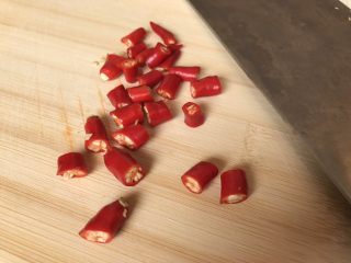 9、快手腌黄瓜～青脆爽口,辣椒切小段，辣椒的量随自己喜欢的程度增减，我这量微辣