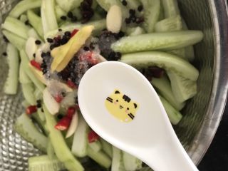 12、快手腌黄瓜～青脆爽口,一勺白醋