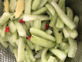 13、快手腌黄瓜～青脆爽口,把它们搅拌均匀