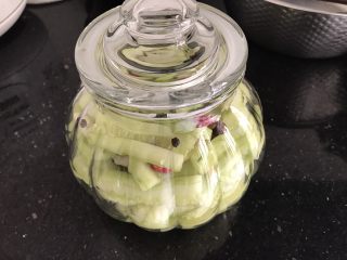 14、快手腌黄瓜～青脆爽口,装入干净无水无油的密封罐里，送冰箱冷藏一夜后即可食用