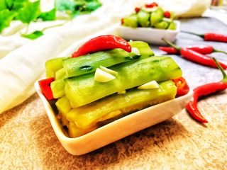 15、快手腌黄瓜～青脆爽口,食用时，一次吃不完的继续冰箱冷藏，夹用时筷子也要干净无水无油哟，否则就会起白沫生花影响口感