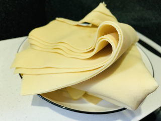 4、韭菜炒千张,千张待用