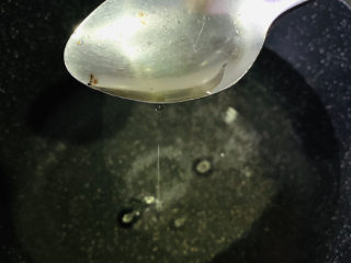 7、韭菜炒千张,少许油