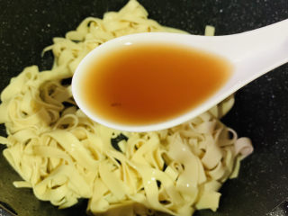 12、韭菜炒千张,加料酒，炝锅，炒香