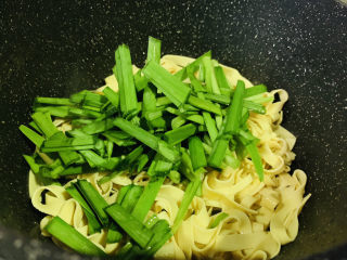 13、韭菜炒千张,加入韭菜