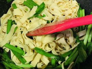 14、韭菜炒千张,炒断生