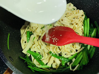 16、韭菜炒千张,加少许清水