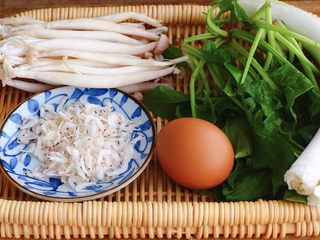 1、菠菜白玉菇虾皮汤,首先把食材先准备一下，猪肉从冰箱拿出来放盆里解冻，忘记拍照了，嘻嘻，买菠菜要选这种红根的，比白根的营养更丰富，山东大葱去皮洗净、准备好淡干虾皮