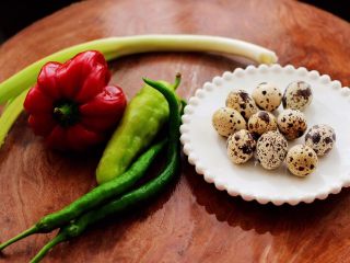 1、杭椒炒鹌鹑蛋,先把食材备好。