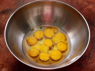 2、杭椒炒鹌鹑蛋,取一个大一点的容器里，把鹌鹑蛋打散。