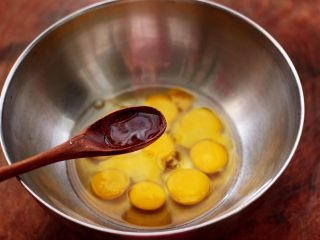 3、杭椒炒鹌鹑蛋,加入料酒。