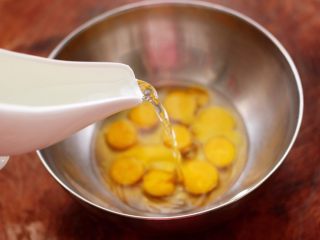 4、杭椒炒鹌鹑蛋,再倒入清水。