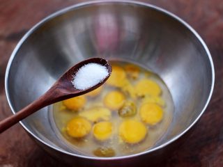 5、杭椒炒鹌鹑蛋,这个时候加入盐调味。