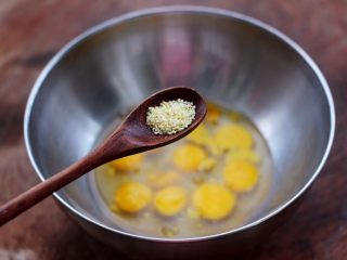 6、杭椒炒鹌鹑蛋,再放入鸡精。